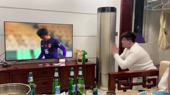 可爱的国足球迷！点球大战时给李昊磕头祈祷😂
