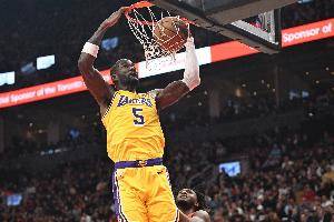 拿捏软柿子！艾顿上半场8投7中 高效砍下14分5板2助&填满数据栏